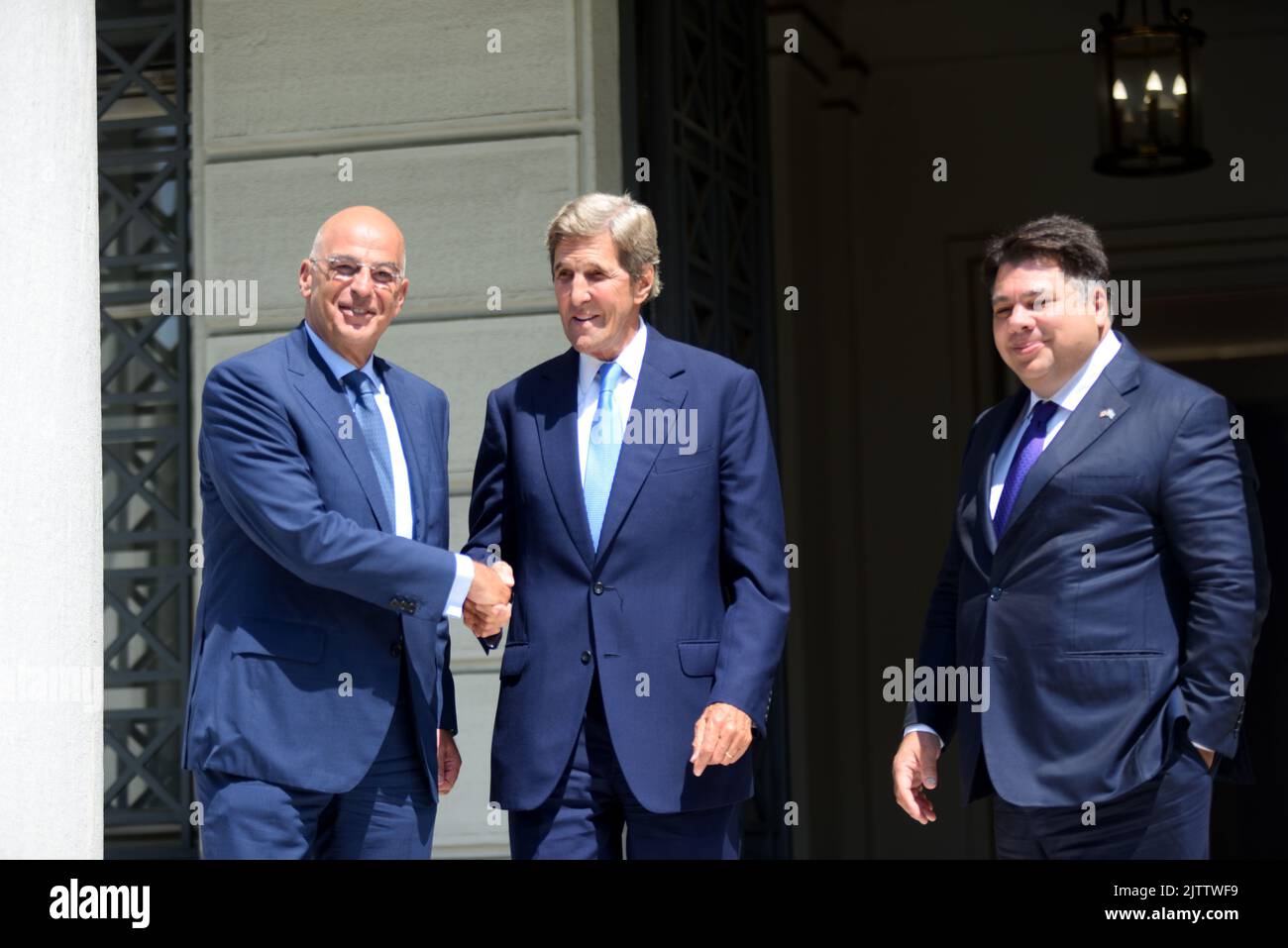 Athen, Griechenland. 29. August 2022. Handschlag des griechischen Außenministers Nikos Dendias (links) mit dem Sondergesandten des US-Präsidenten für Klima und dem ehemaligen Außenminister John Kerry (rechts) in Anwesenheit des US-Botschafters George J. Tsunis in Athen, Griechenland. (Foto von Dimitrios Karvountzis/Pacific Press) Quelle: Pacific Press Media Production Corp./Alamy Live News Stockfoto