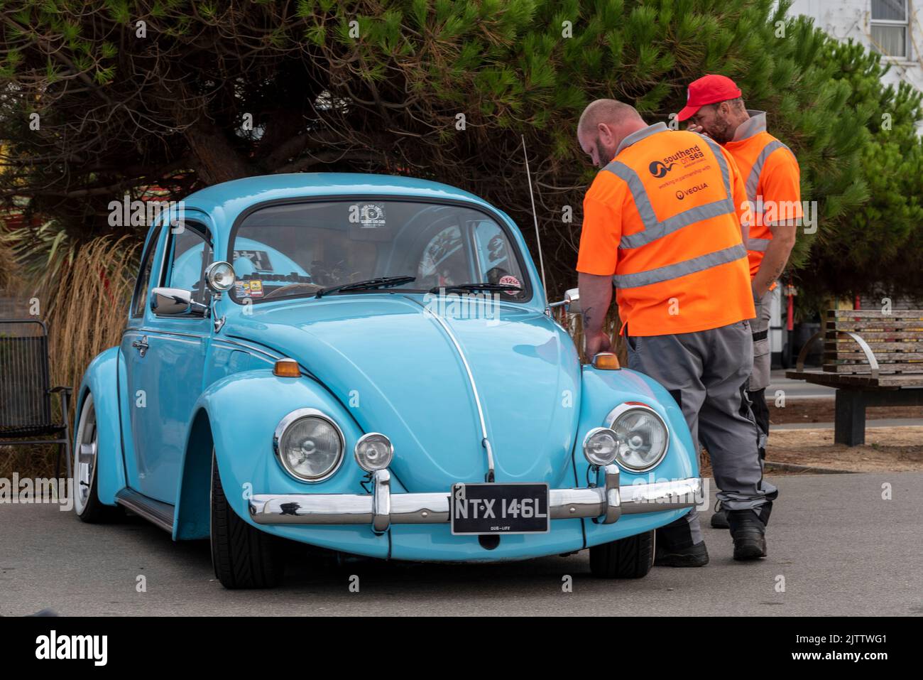 1972 Volkswagen Beetle auf der Marine Parade, Southend on Sea, Essex, Großbritannien. Abgesenkter VW Käfer. Modifizierter Oldtimer. Personen anzeigen Stockfoto