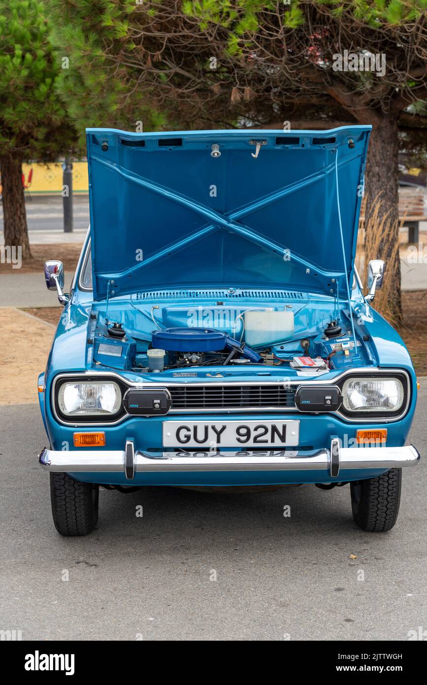1974 Ford Escort MkI-Wagen auf der Marine Parade, Southend on Sea, Essex, Großbritannien. Motorraum auf dem Display mit Motorhaube auf Stockfoto