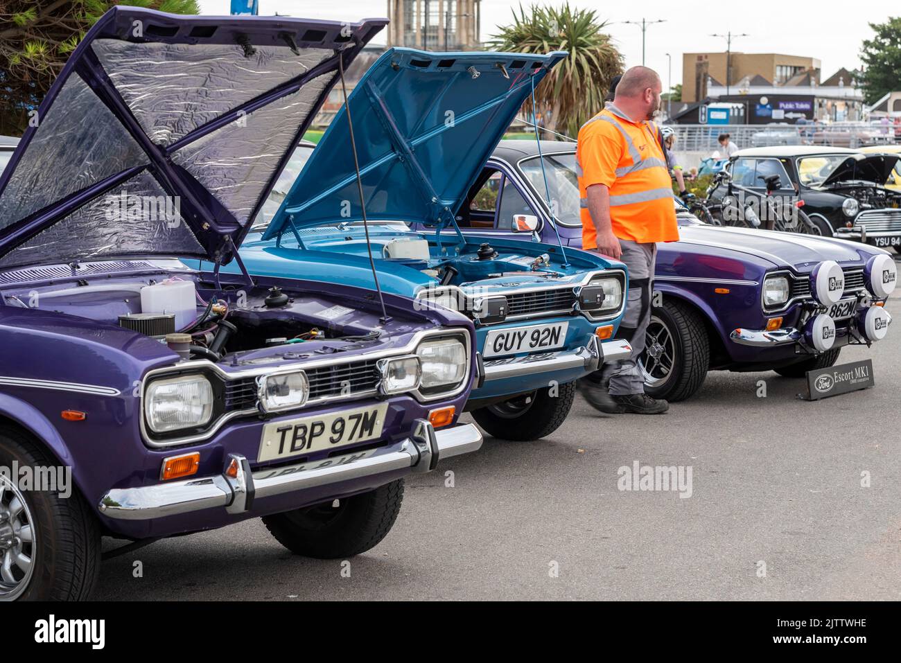 Ford Escort Mark I-Autos werden auf der Marine Parade, Southend on Sea, Essex, Großbritannien, gezeigt. Classic Cars on the Beach Show 'n' Shine Event, Besucherattraktion Stockfoto