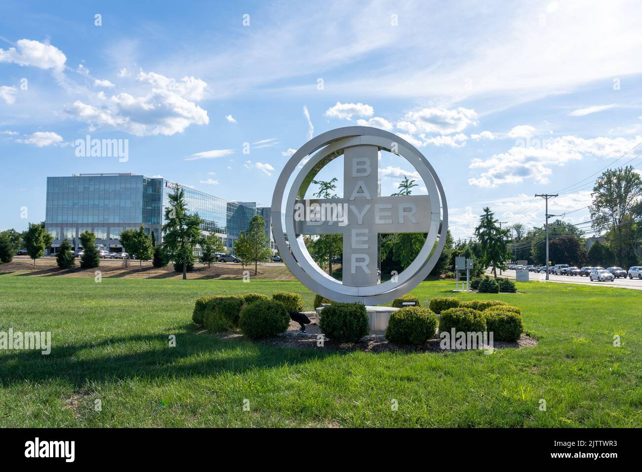 New Jersey, NY, USA - 16. August 2022: Das Bayer-Logo ist am 16. August 2022 am US-Hauptsitz in Whippany, New Jersey, zu sehen. Stockfoto