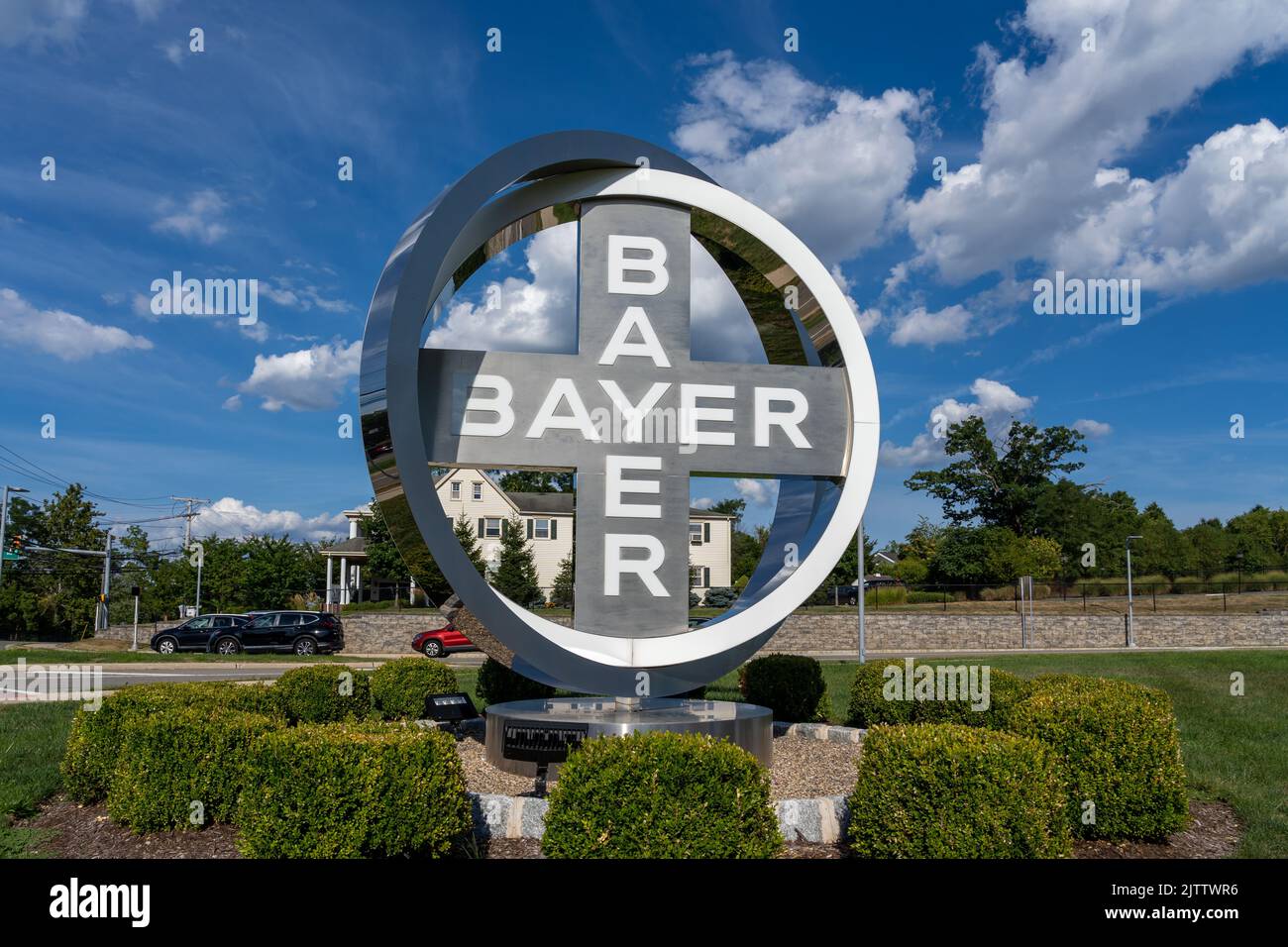 New Jersey, NY, USA - 16. August 2022: Das Bayer-Logo ist am 16. August 2022 am US-Hauptsitz in Whippany, New Jersey, zu sehen. Stockfoto