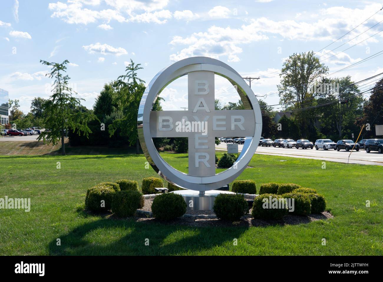 New Jersey, NY, USA - 16. August 2022: Das Bayer-Logo ist am 16. August 2022 am US-Hauptsitz in Whippany, New Jersey, zu sehen. Stockfoto
