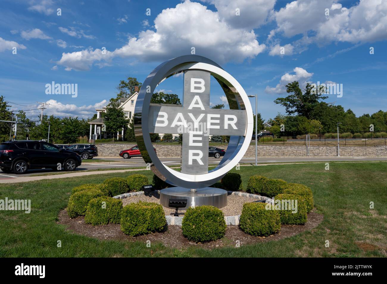 Whippany, NJ, USA - 16. August 2022: Das Bayer-Logo ist am 16. August 2022 am US-Hauptsitz in Whippany, New Jersey, zu sehen. Stockfoto