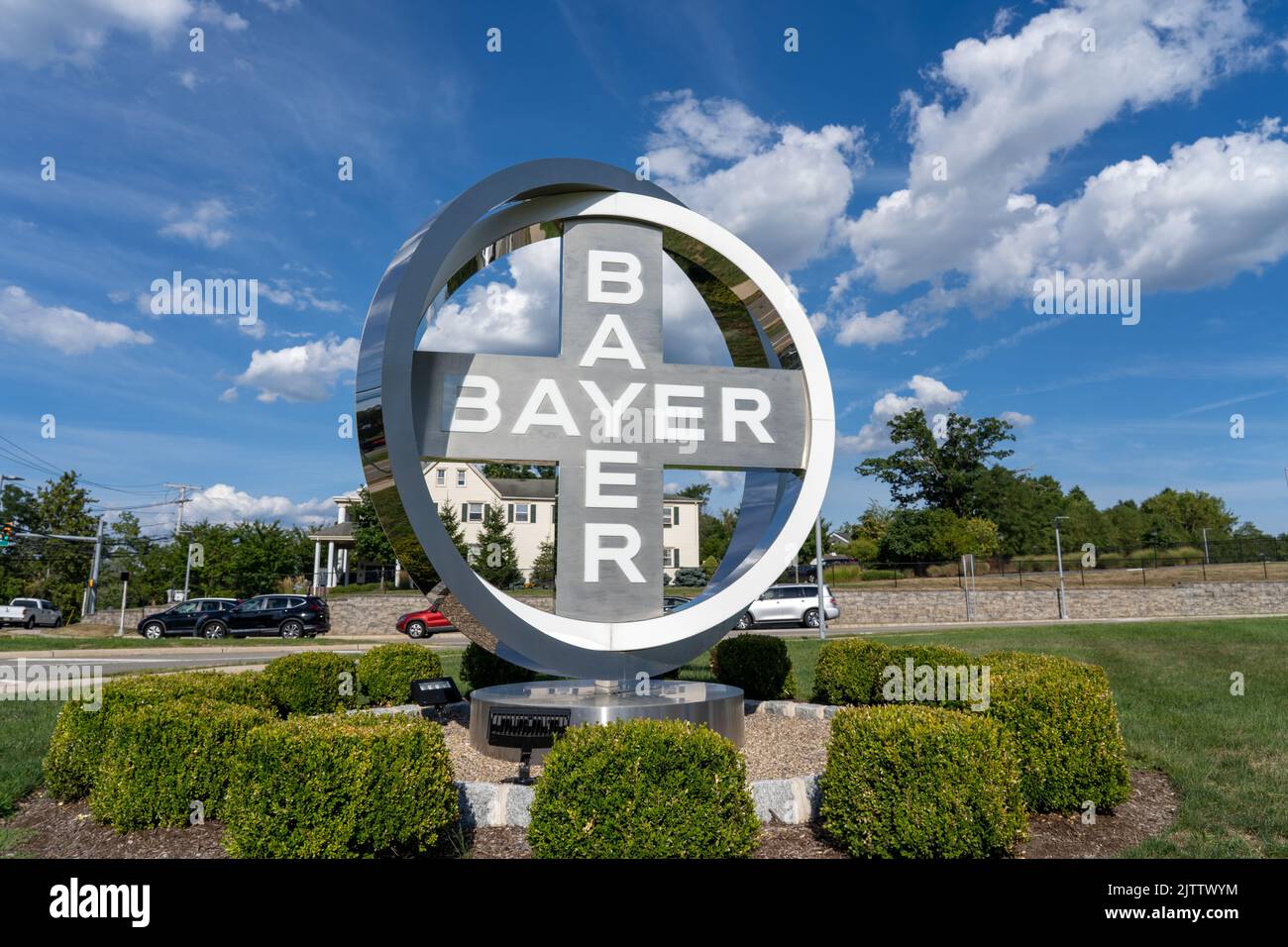 Whippany, NJ, USA - 16. August 2022: Das Bayer-Logo ist am 16. August 2022 am US-Hauptsitz in Whippany, New Jersey, zu sehen. Stockfoto