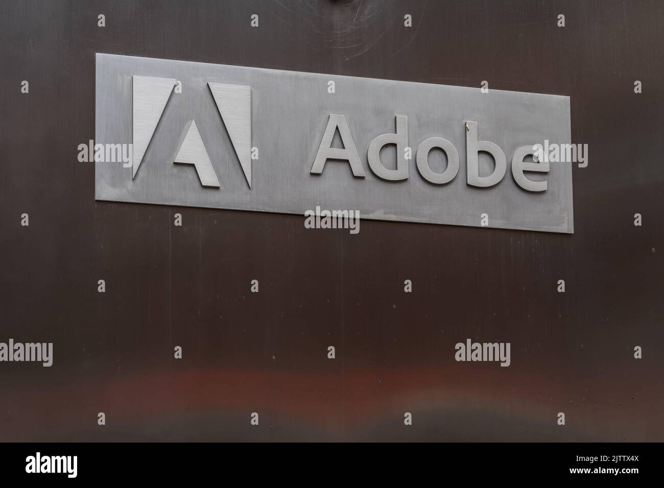 New York City, USA - 17. August 2022: Adobe-Logo auf seinem Bürogebäude in New York City, USA. Stockfoto