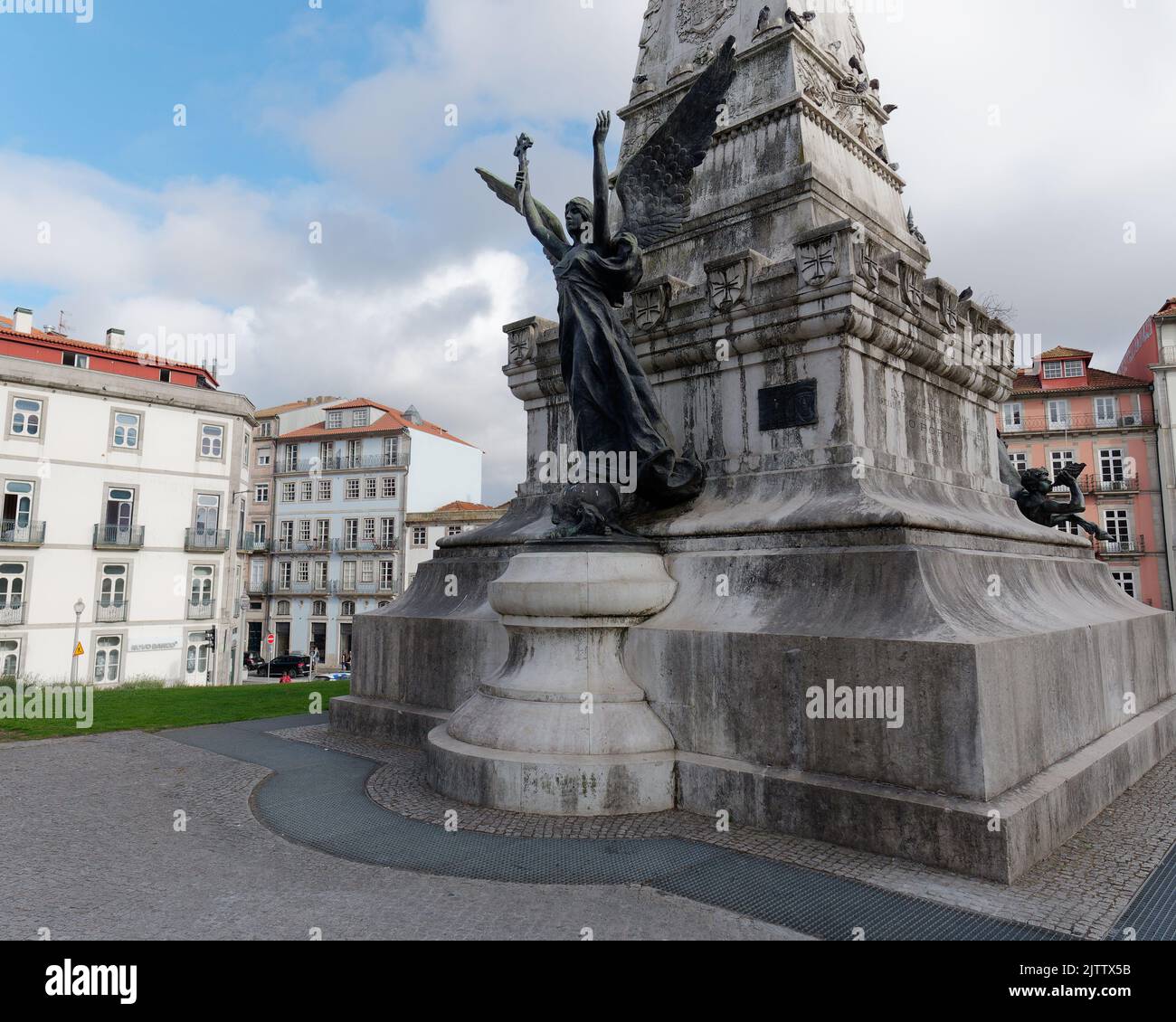 Geflügelte Statue am Fuße von Prinz Heinrich der Navigator Statue außerhalb des Bolsa-Palastes (aus dem Bild) in Porto Portugal Stockfoto