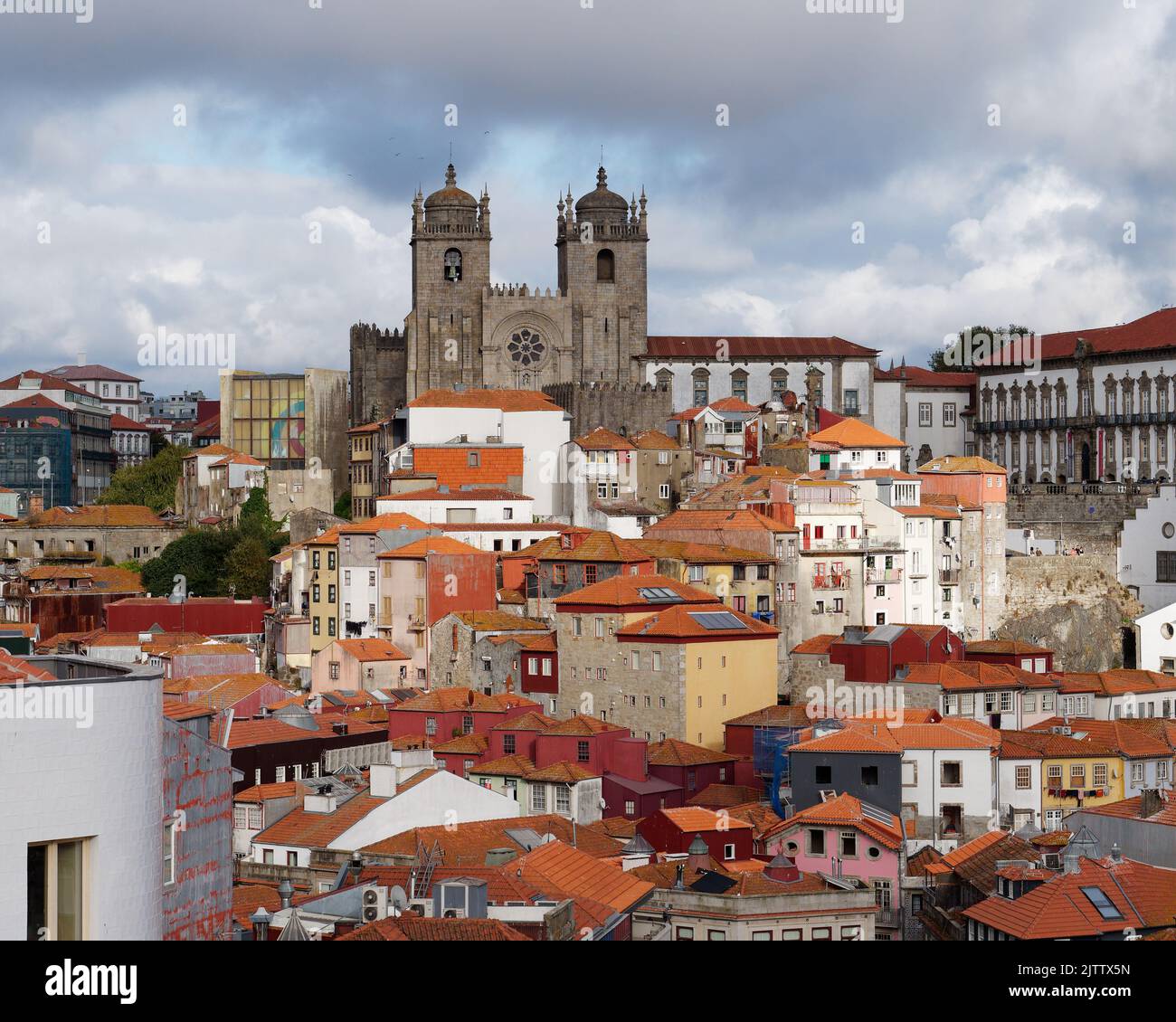 Stadtbild von Porto mit Dächern im Hintergrund der Kathedrale (Sé). Aus Sicht von Viewpoint (Miradouro) Vitoria. Portugal Stockfoto