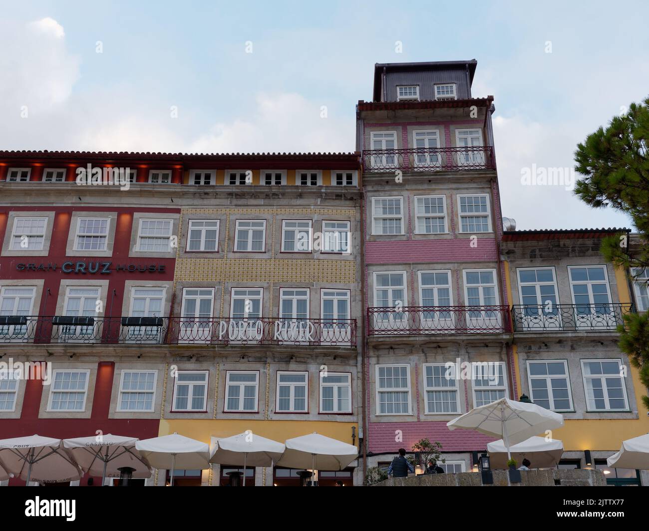 Mehrstöckige und farbige Gebäude mit Balkonen im Ribeira-Viertel von Porto, Portugal Stockfoto