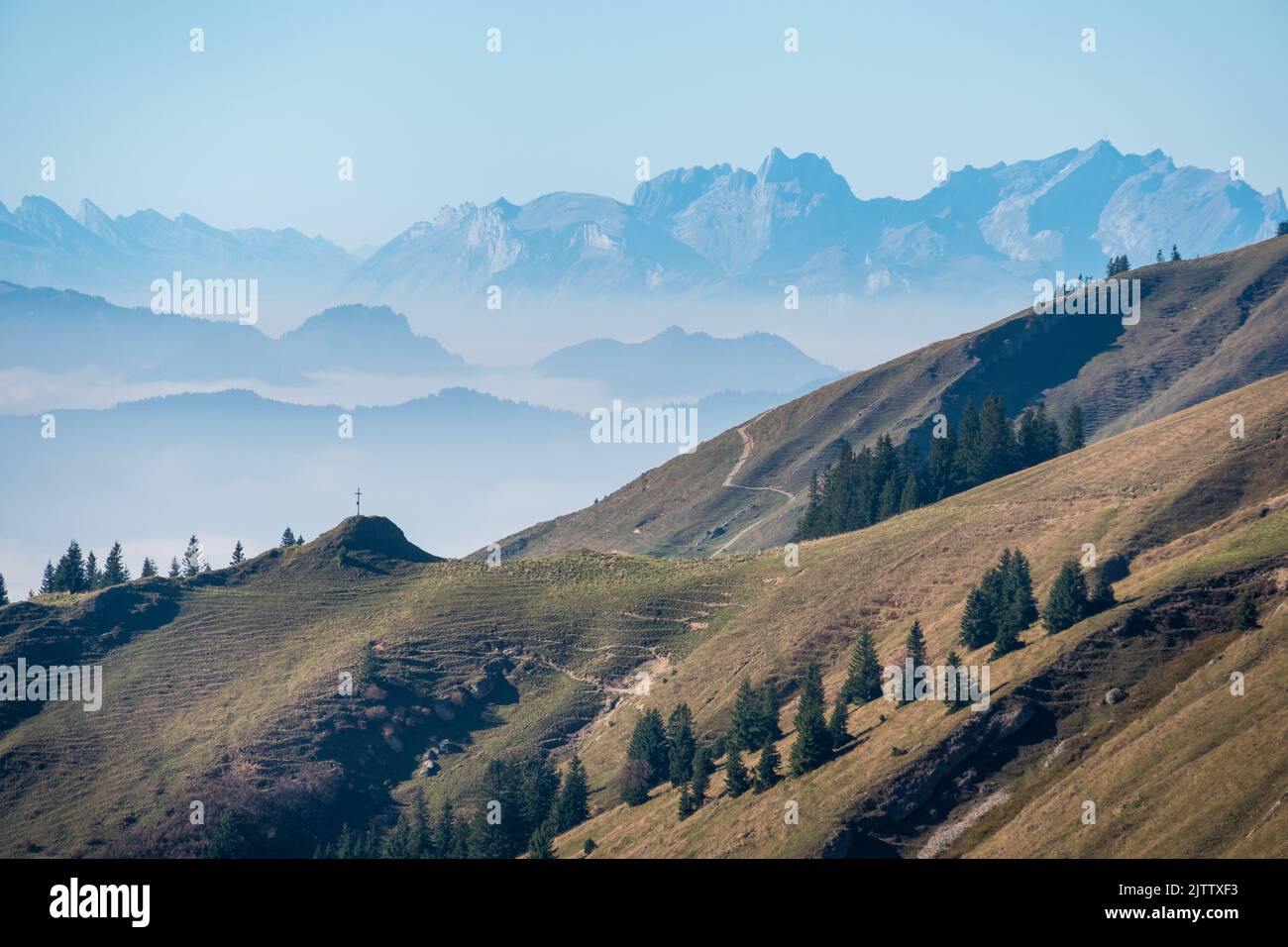 Eine Luftaufnahme einer unberührten alpinen Berglandschaft Stockfoto