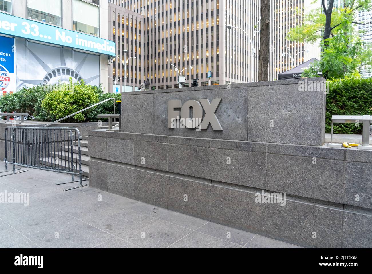 New York, NY, USA - 18. August 2022: Fox News-Logo vor dem NYC-Hauptsitz des Netzwerks in New York, NY, USA, 18. August 2022. Stockfoto