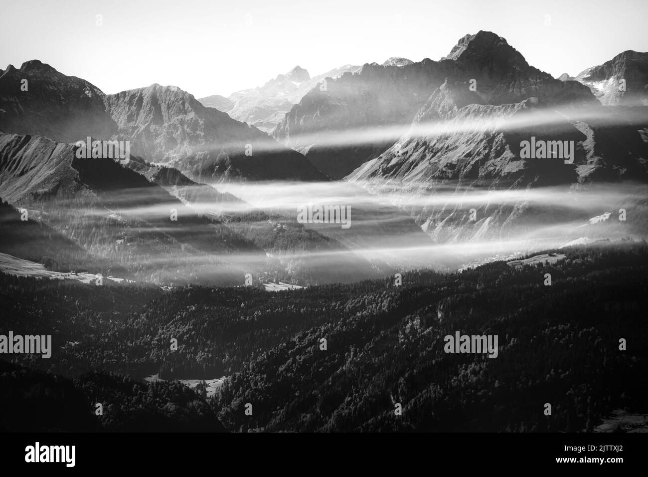 Eine Graustufenaufnahme einer unberührten alpinen Berglandschaft Stockfoto