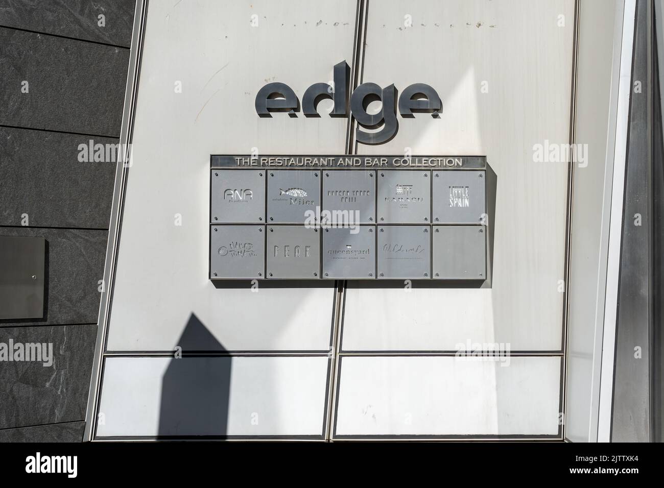 Das Edge-Schild am Gebäude ist in New York City, USA, zu sehen. Stockfoto