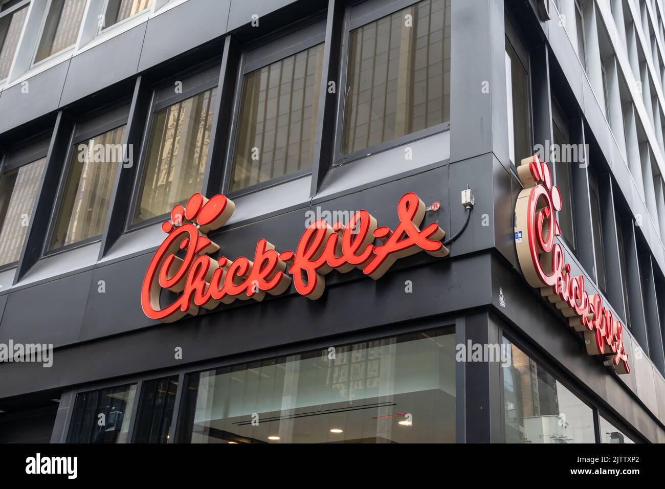 New York City, USA - 18. August 2022: Ein Schild mit Chick-Fil-A-Restaurant auf dem Gebäude in New York City, USA. Stockfoto