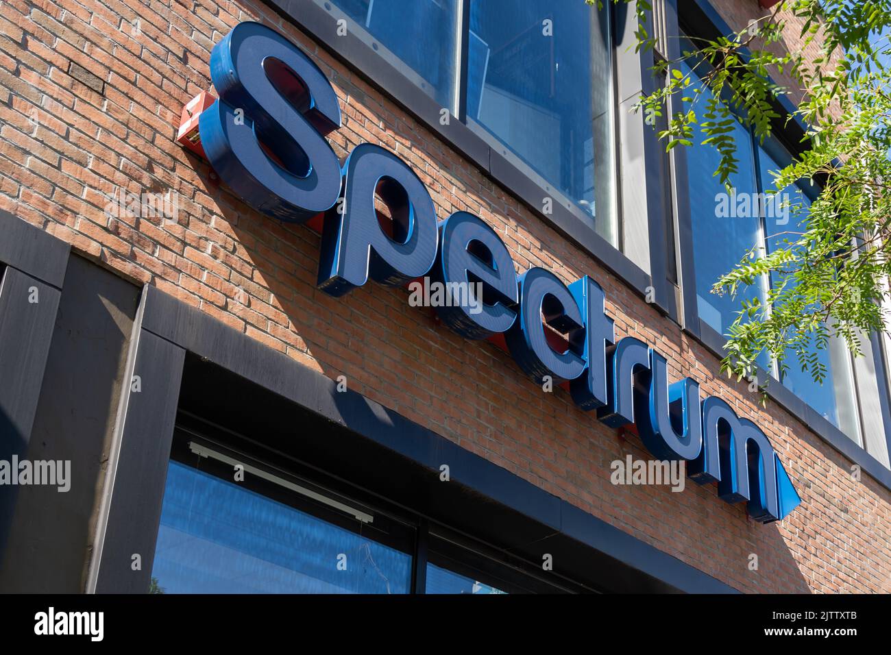 New York City, USA - 19. August 2022: Spectrum-Ladenschild auf dem Gebäude in New York City, USA. Stockfoto