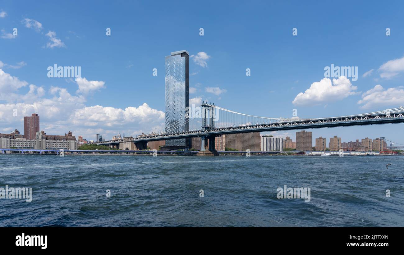 New York City, USA - 19. August 2022: Manhattan Bridge mit Gebäuden im Hintergrund in New York City, NY, USA. Stockfoto