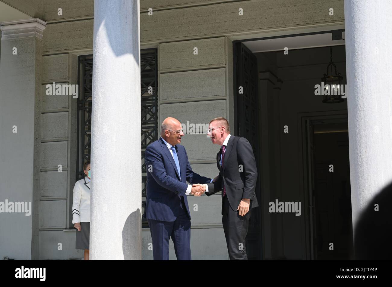 Athen, Attiki, Griechenland. 1. September 2022. Handschlag des griechischen Außenministers Nikos Dendias (links) und des lettischen Außenministers Edgars Rinkevics (rechts) (Bild: © Dimitrios Karvountzis/Pacific Press via ZUMA Press Wire) Stockfoto