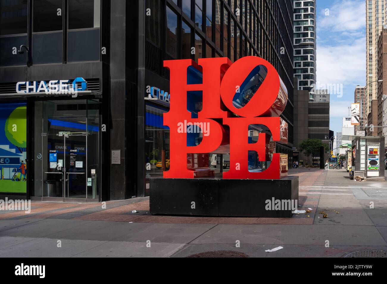 Pop-Art-Skulptur „Hope“ von Robert Indiana an der 53rd Street in New York City, NY, USA Stockfoto