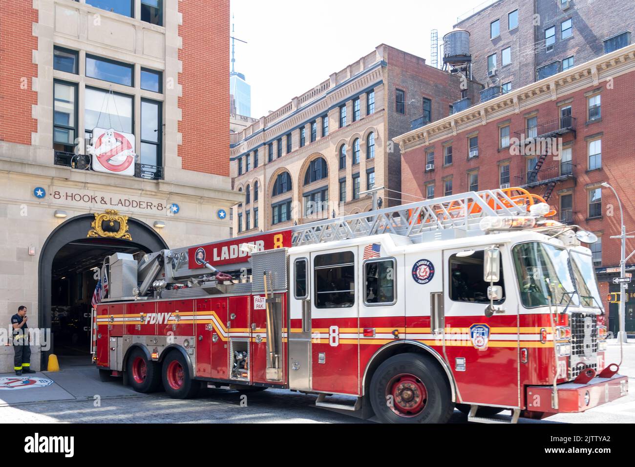 Der Feuerwehrmann fährt den Feuerwehrwagen in die Feuerwache der Hook and Ladder Company 8 in New York City Stockfoto