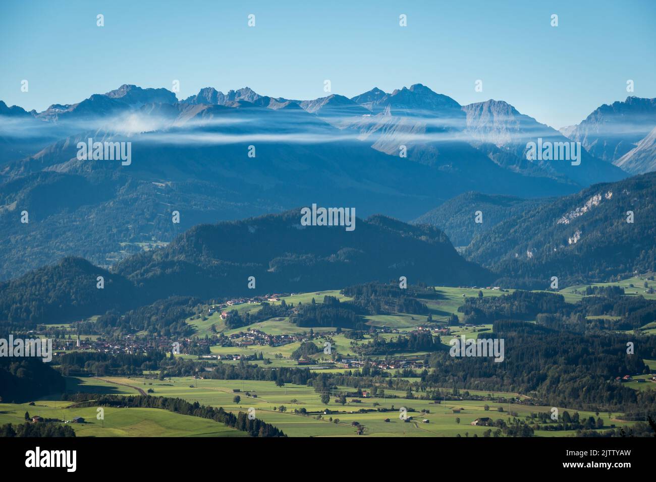 Eine Landschaft einer unberührten alpinen Landschaft mit Städten am Fuße Stockfoto