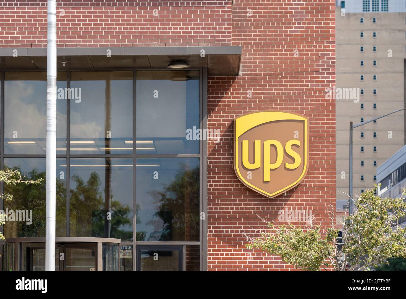 Ein UPS-Logo (United Parcel Service) auf dem Customer Center-Gebäude in New York City, USA Stockfoto