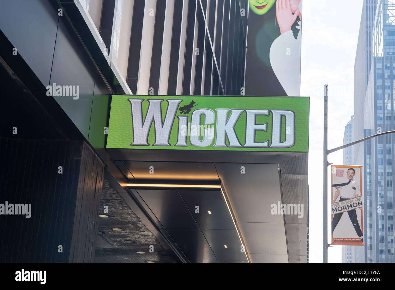 New York City, USA – 20. August 2022: Das Wicked-Schild über dem Eingang eines Theaters am Broadway in New York City, USA Stockfoto