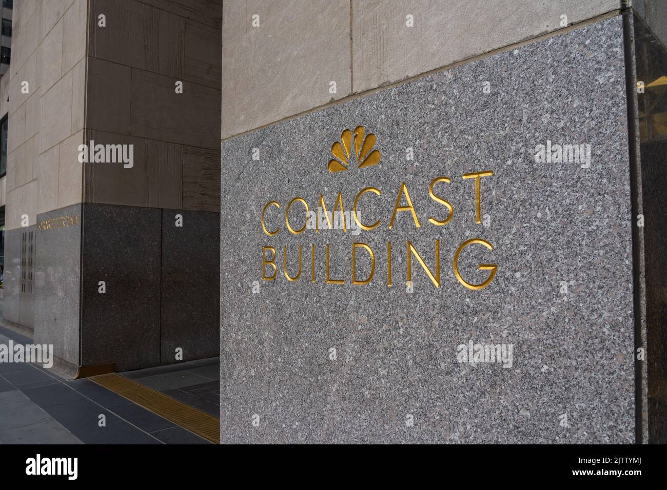 Das Comcast Building Logo ist in New York, NY, USA zu sehen. Stockfoto
