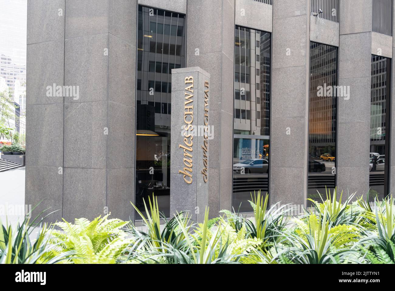 New York City, USA - 21. August 2022: Ein Charles Schwab Schild vor seinem Bürogebäude in Manhattan, NYC, USA. Stockfoto
