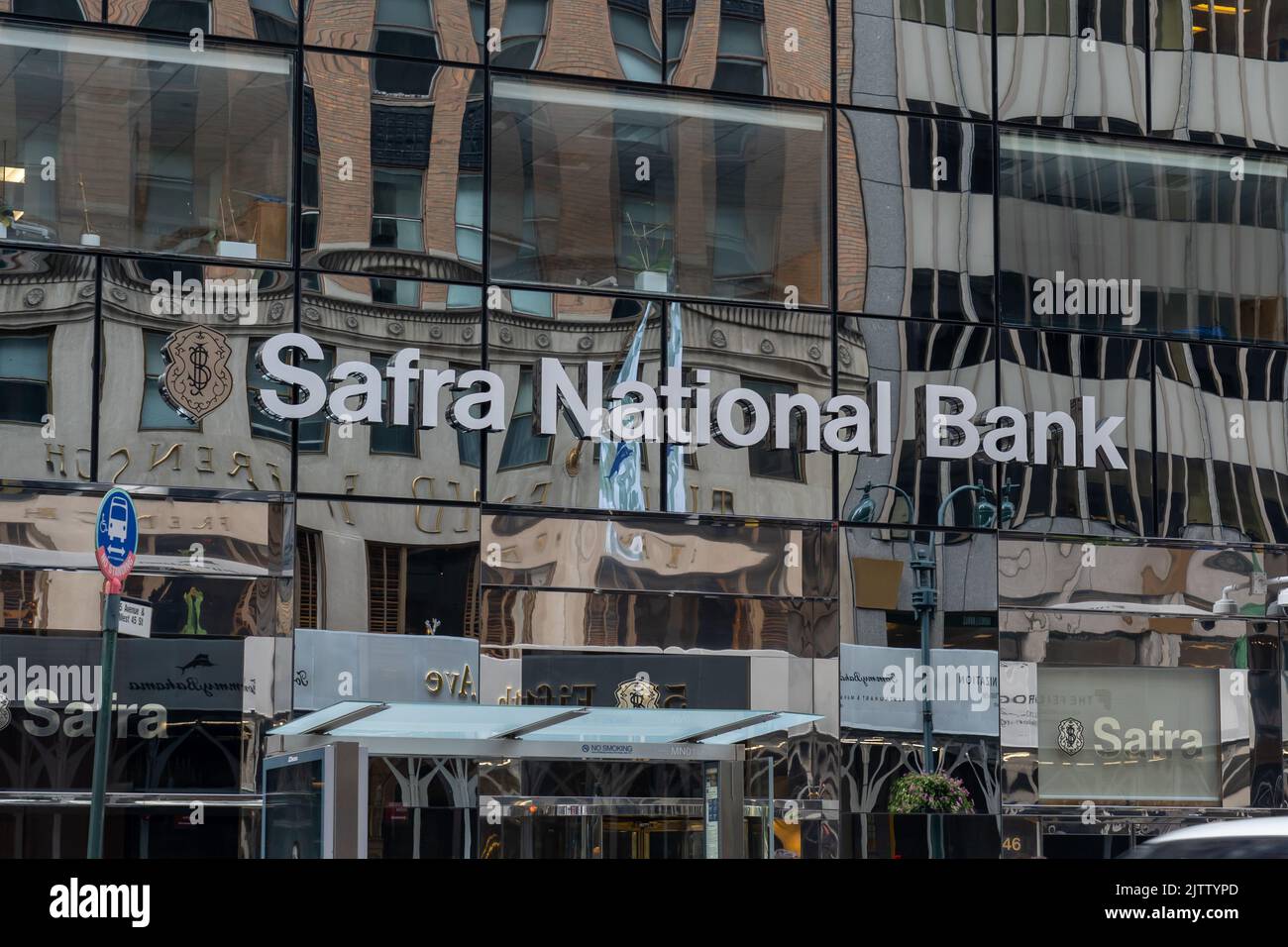 New York City, NY, USA - 21. August 2022: Die Safra National Bank unterzeichnet das Bürogebäude auf der Fifth Avenue in New York City. Stockfoto