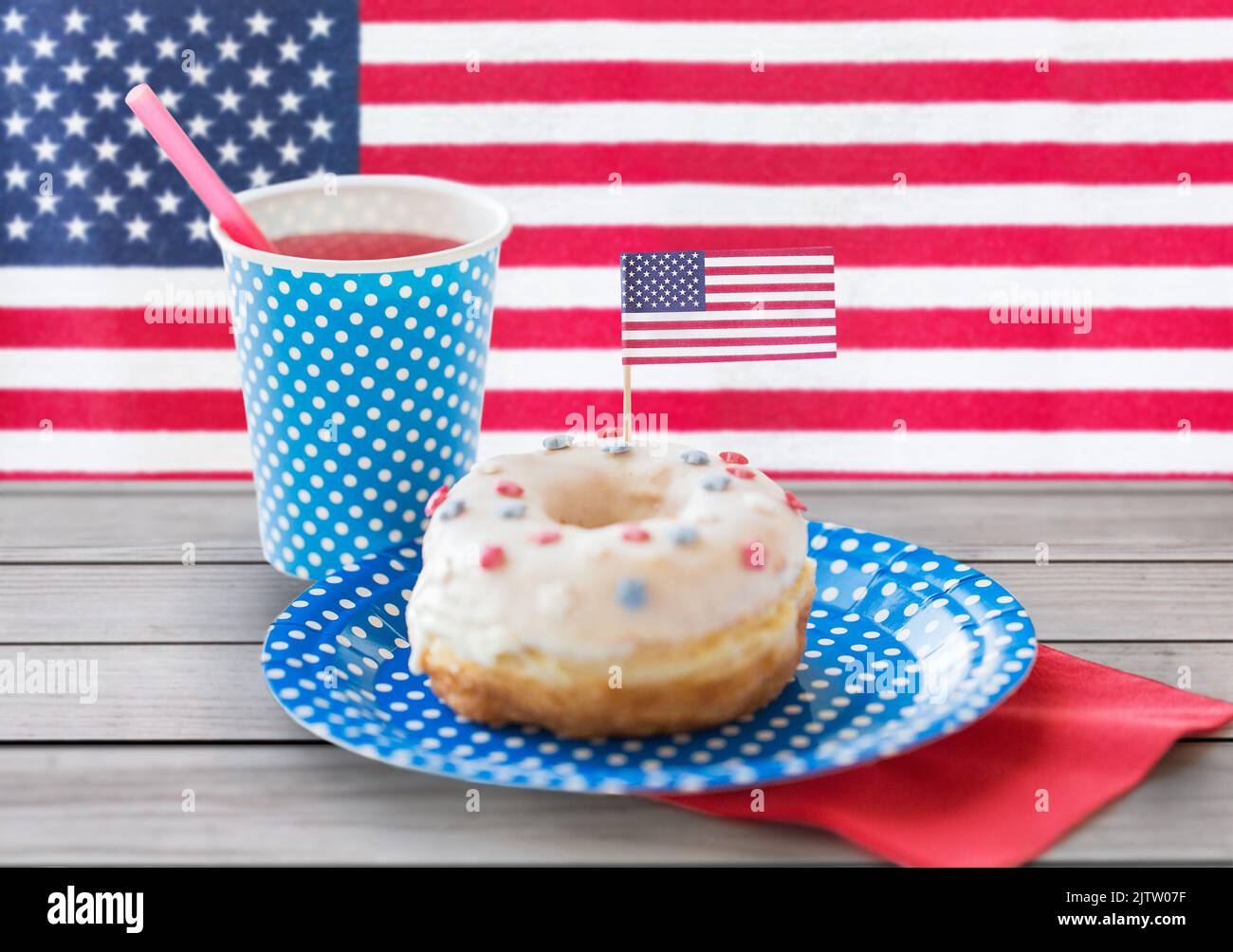 eisdonut mit amerikanischer Flagge Dekoration und Saft Stockfoto