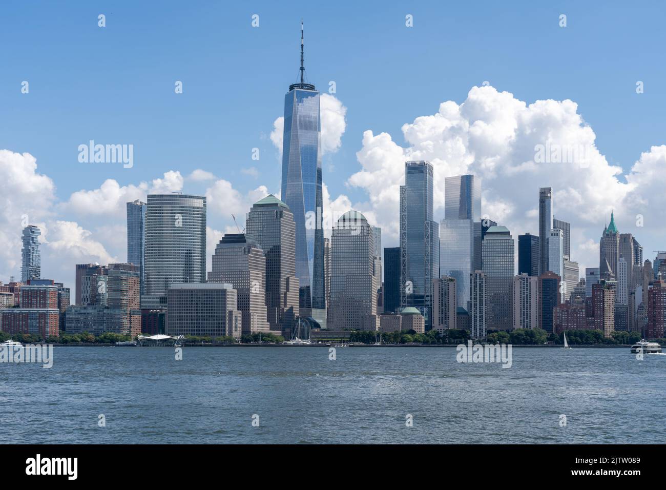 Blick auf die Skyline von Downtown Manhattan von Jersey City, NJ, USA, 23. August 2022. Stockfoto