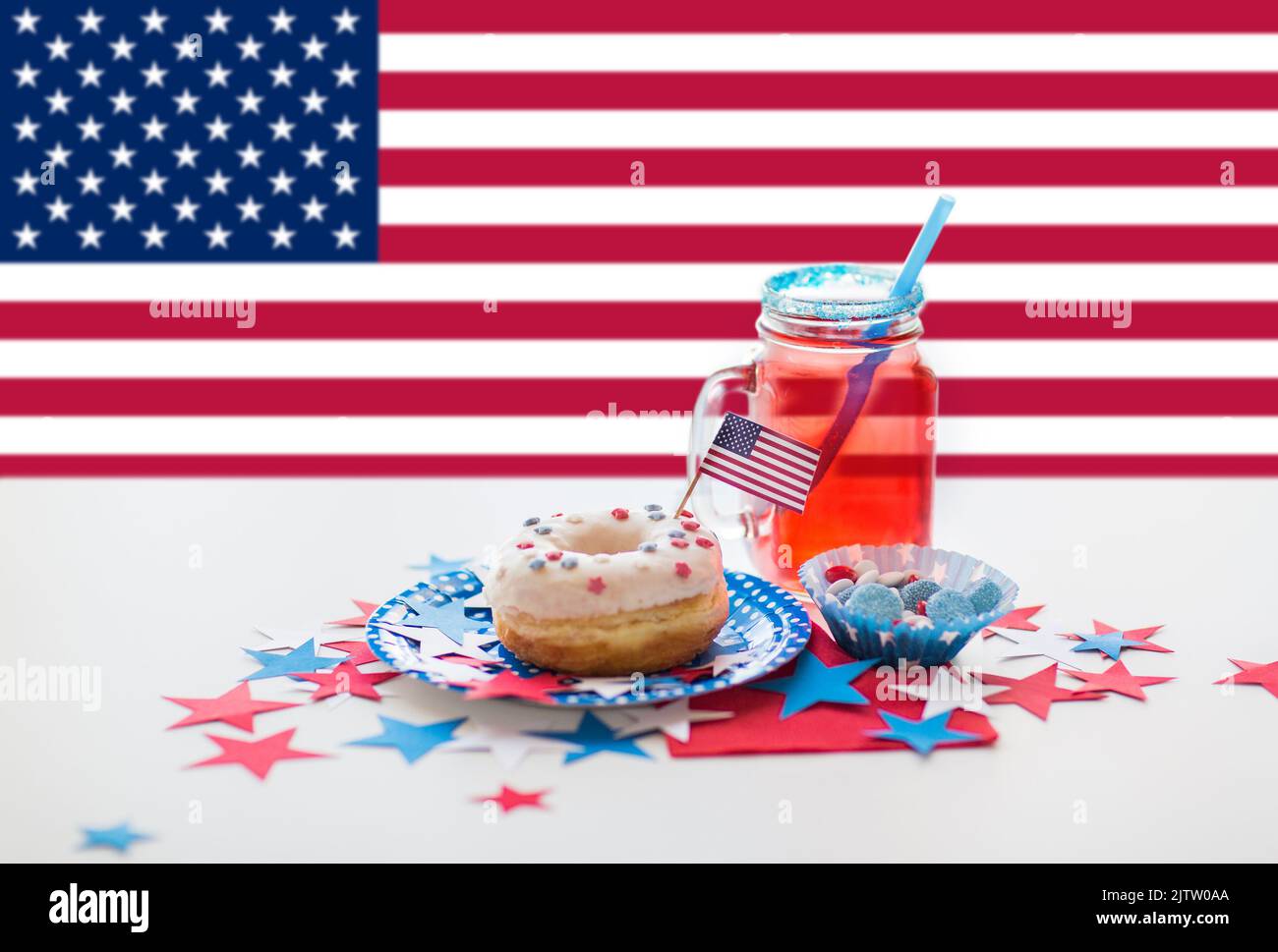 eisdonut mit amerikanischer Flagge Dekoration und Saft Stockfoto