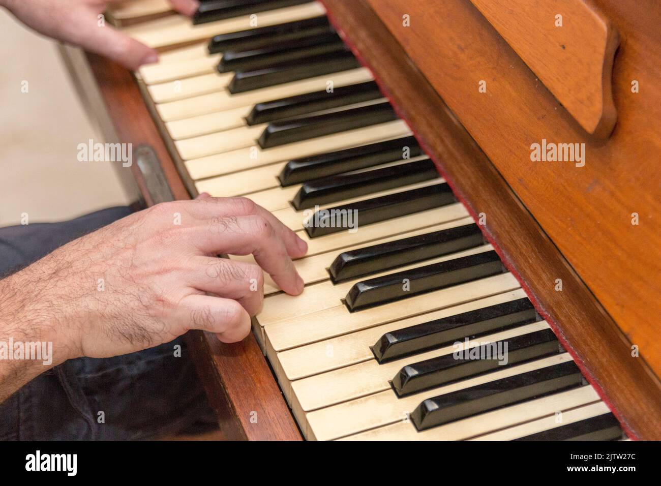 Hände eines weißen Mannes, der in Rio de Janeiro, Brasilien, Klavier spielt. Stockfoto