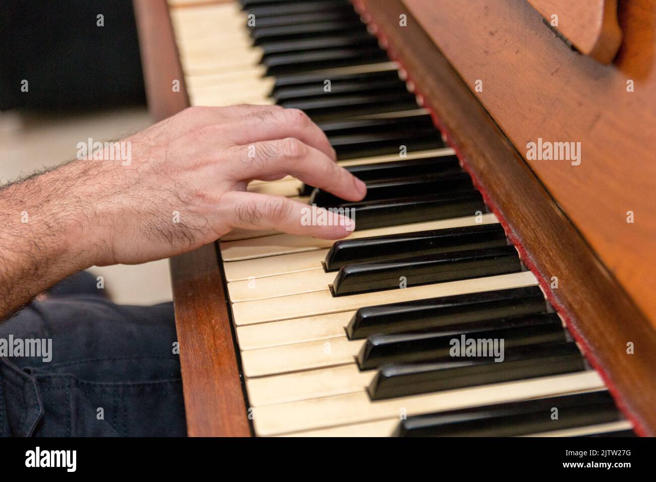 Hände eines weißen Mannes, der in Rio de Janeiro, Brasilien, Klavier spielt. Stockfoto