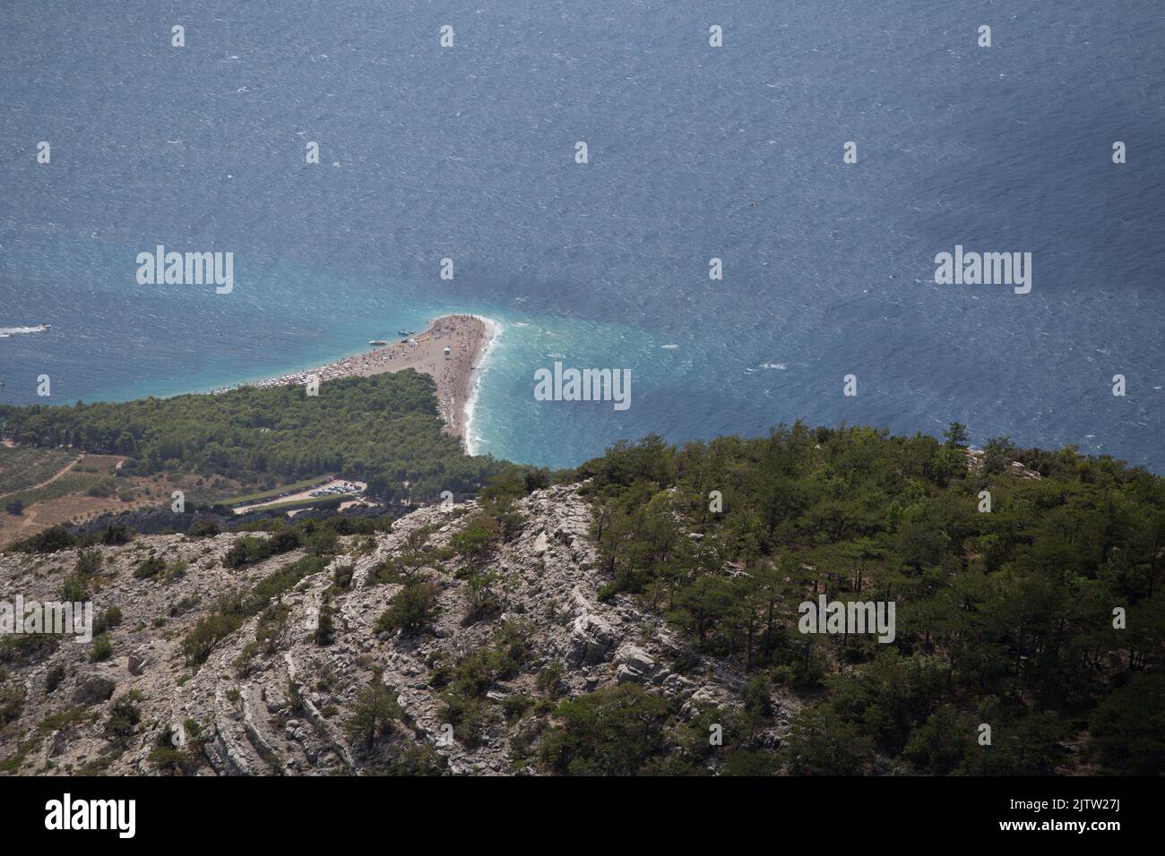 Luftaufnahme des Strandes Zlatni Rat (Goldenes Horn) von Vidova Gora, Kroatiens berühmtem Strand mit türkisfarbenem Wasser und umliegender rauer Landschaft Stockfoto