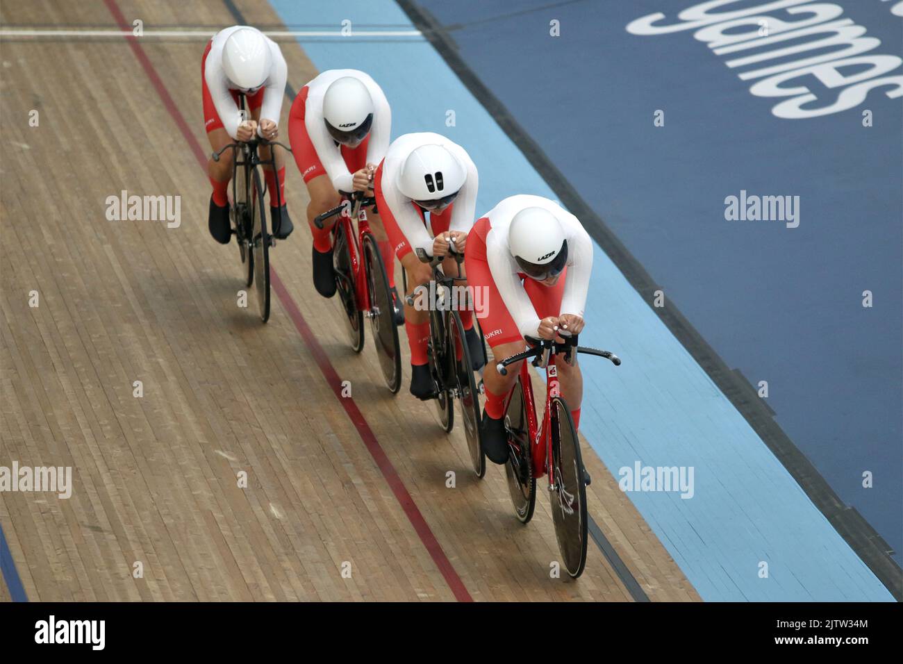 Laura Kenny und ihre Teamkollegen Josie Knight, Maddie Leech und Sophie Lewis in der Frauenmannschaft 4000m radeln bei den Commonwealth-Spielen 2022 im Velodrome, Queen Elizabeth Olympic Park, London. Stockfoto