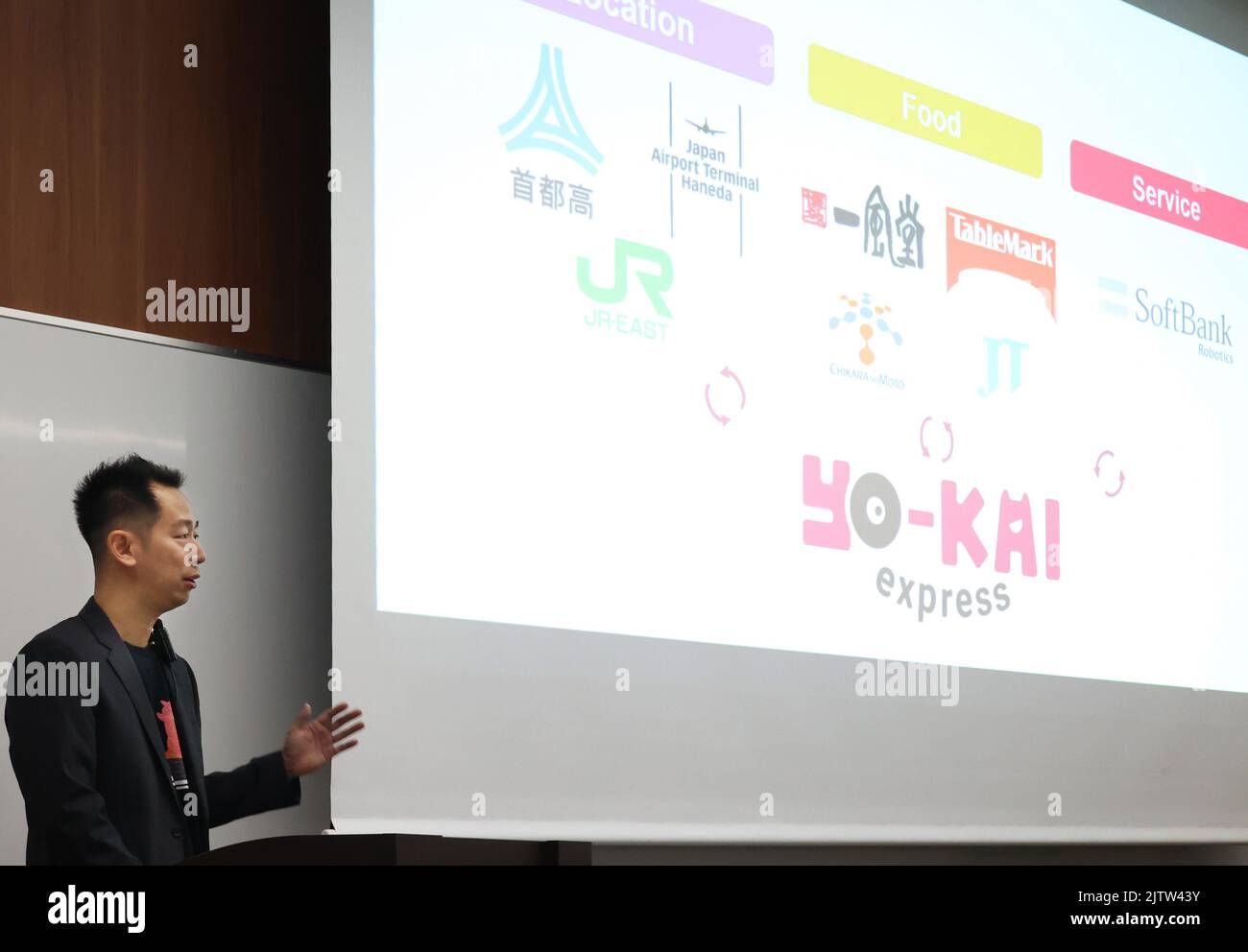 Tokio, Japan. 1. September 2022. Andy Lin, der Erfinder der taiwanesischen American foodtech, vom CEO von Yo-Kai Express, gibt bekannt, dass die Ramen-Restaurantkette Ippudo-Betreiber Chikaranomoto Holdings und der Anbieter von Tiefkühlkost, Japan Tobacco, am Donnerstag, dem 1. September 2022, ihr Geschäft mit autonomen Nudelautomaten in Tokio ausbauen wird. Quelle: Yoshio Tsunoda/AFLO/Alamy Live News Stockfoto