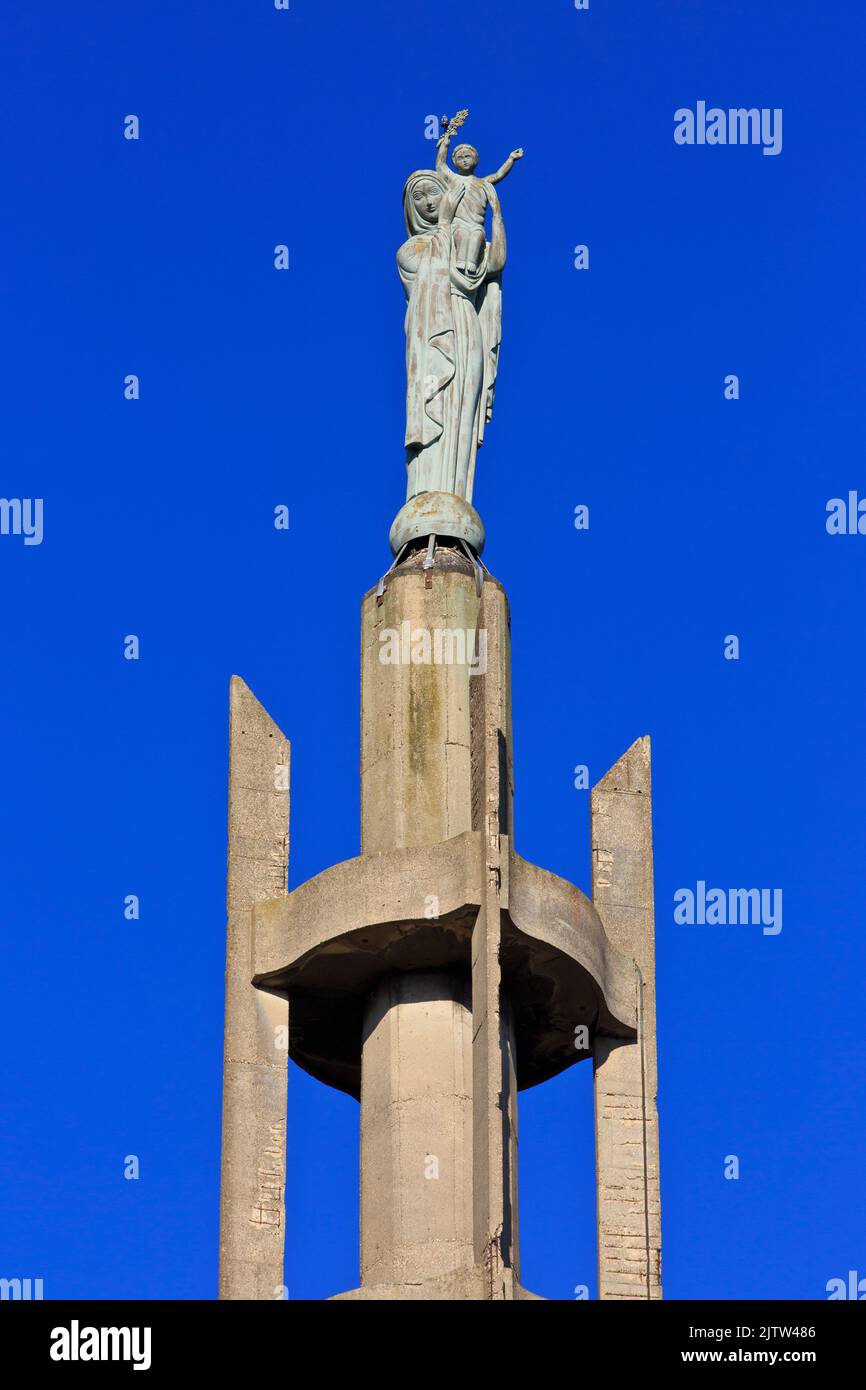 Statue der Madonna mit Kind auf dem Glockenturm der Saint-Honoré-Kirche (1957-1961) von Amiens im Art déco-Stil in Amiens (Somme), Frankreich Stockfoto