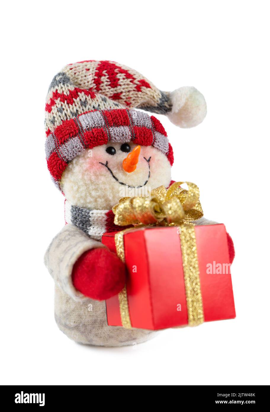 Lächelndes handgemachtes Schneemann-Spielzeug gekleidet in Schal und Mütze mit roter Geschenkbox mit goldener Schleife isoliert auf weißem Hintergrund. Symbol für Weihnachten und Neujahr Stockfoto
