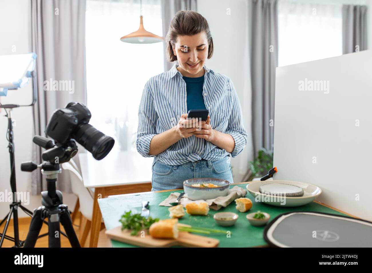 Food-Blogger mit Smartphone in der Küche arbeiten Stockfoto