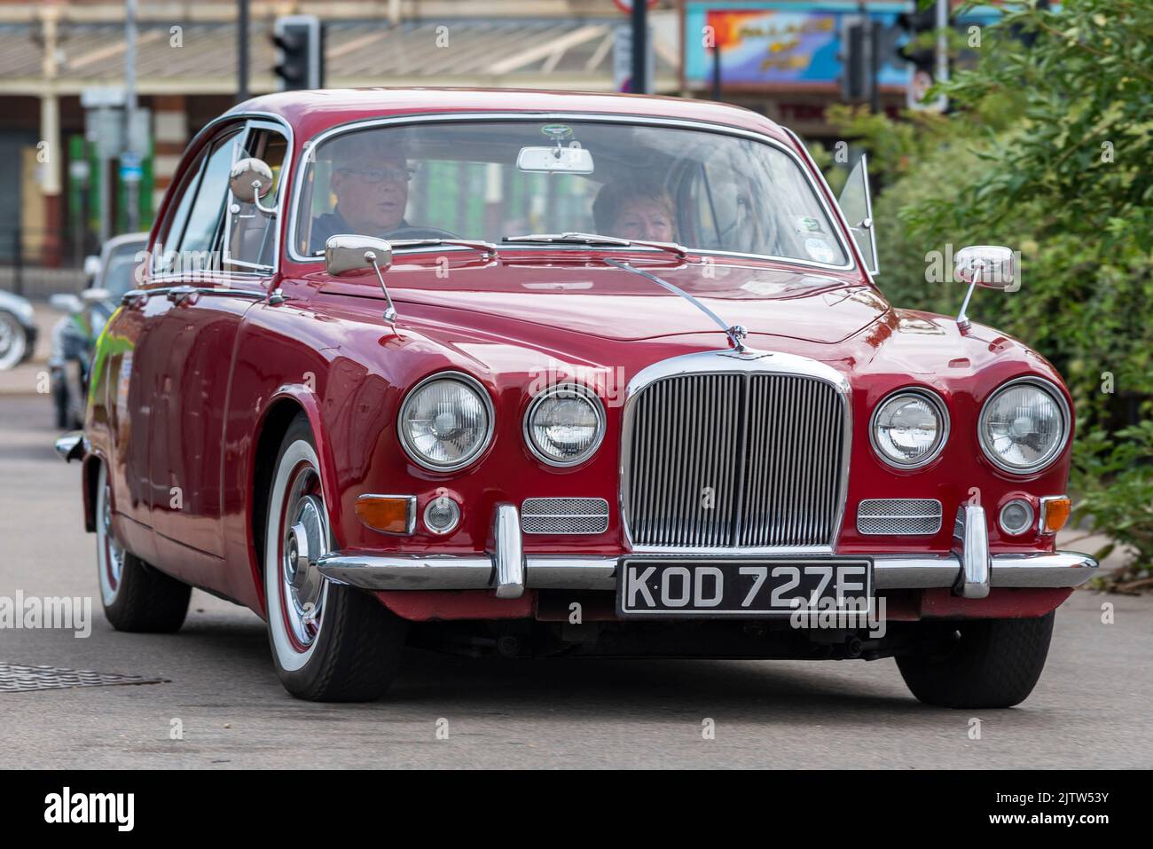 1967 Jaguar 420 Ankunft bei Classic Cars on the Beach Car Show auf der Marine Parade, Southend on Sea, Essex, Großbritannien. Kastanienbraune Luxuslimousine Stockfoto