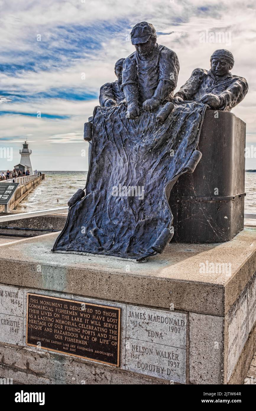 Denkmal für ertrunkene Fischer - eine Skulptur von Kathryn Hogg - in Port Dover (Lake Erie), Ontario, Kanada. Stockfoto