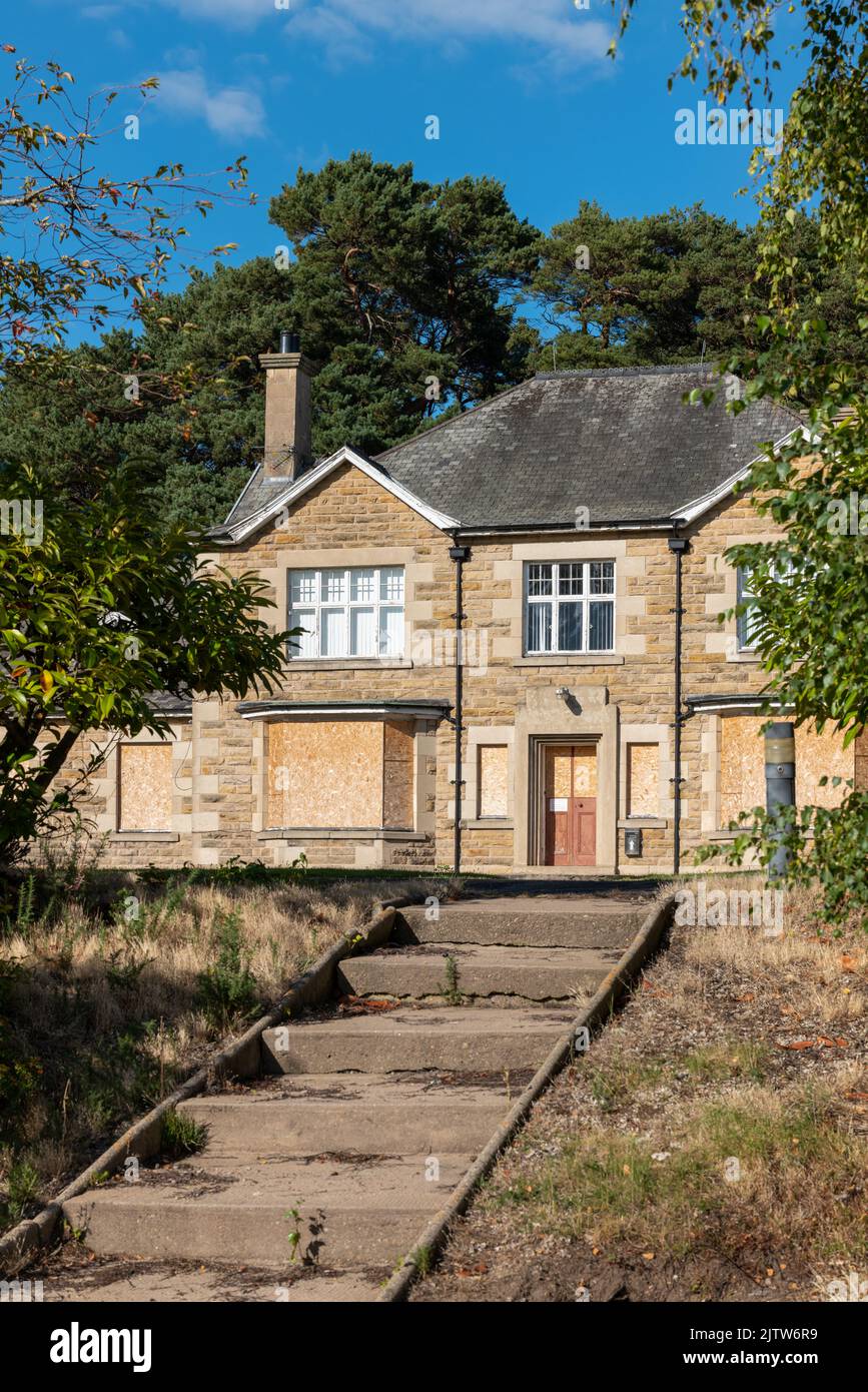 1. September 2022. Leanchoil Hospital, Forres, Moray, Schottland. Der Leanchoil Trust hat umfangreiche Mittel für den Kauf des verlassenen Krankenhauses vom NHS erhalten. Der Trust hat £440.500 vom Scottish Land Fund erhalten, der £375.000 Kapitalmittel und weitere £65.500 Einnahmen umfasst. Neben dem Kauf der Website werden die Kapitalmittel für Umfragen, Versicherungen, Anwaltskosten und Kartierungen verwendet. Die Einnahmen werden einen Vertrag für einen spezialisierten Projektbeauftragten für denkmalgeschützte Gebäude zur Unterstützung des Trusts sicherstellen. CREDIT - JASPERIMAGE/AlamyLiveNews Stockfoto