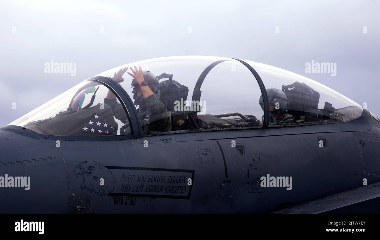 Ein Pilot- und Waffensystem-Offizier, der dem Kampfgeschwader 494. zugewiesen wurde, führt den „Panther Chop“ durch, nachdem er während des Übungspunkts Blank bei der Royal Air Force Lakenheath, England, am 24. August 2022 zum Start gebracht wurde. Point Blank ist eine multilaterale Übung, die die Interoperabilität und die kollektive Bereitschaft erhöht, potenzielle Gegner abhält und sicherstellt, dass der Himmel innerhalb des europäischen Theaters souverän bleibt. (USA Foto der Luftwaffe von Staff Sgt. Gaspar Cortez) Stockfoto