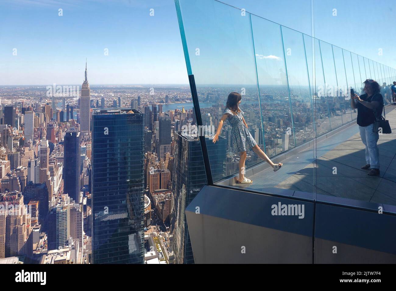 Ein Mädchen posiert für ein Foto auf der Aussichtsplattform Edge in den Hudson Yards, Manhattan, New York, City, USA Stockfoto