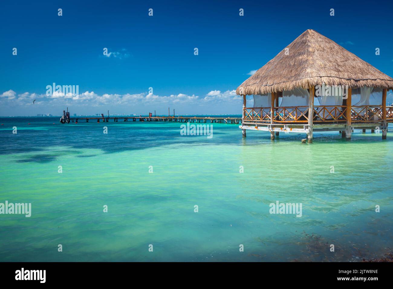 Cancun idyllischer karibischer Strand und Pavillon Palapa, Riviera Maya ...