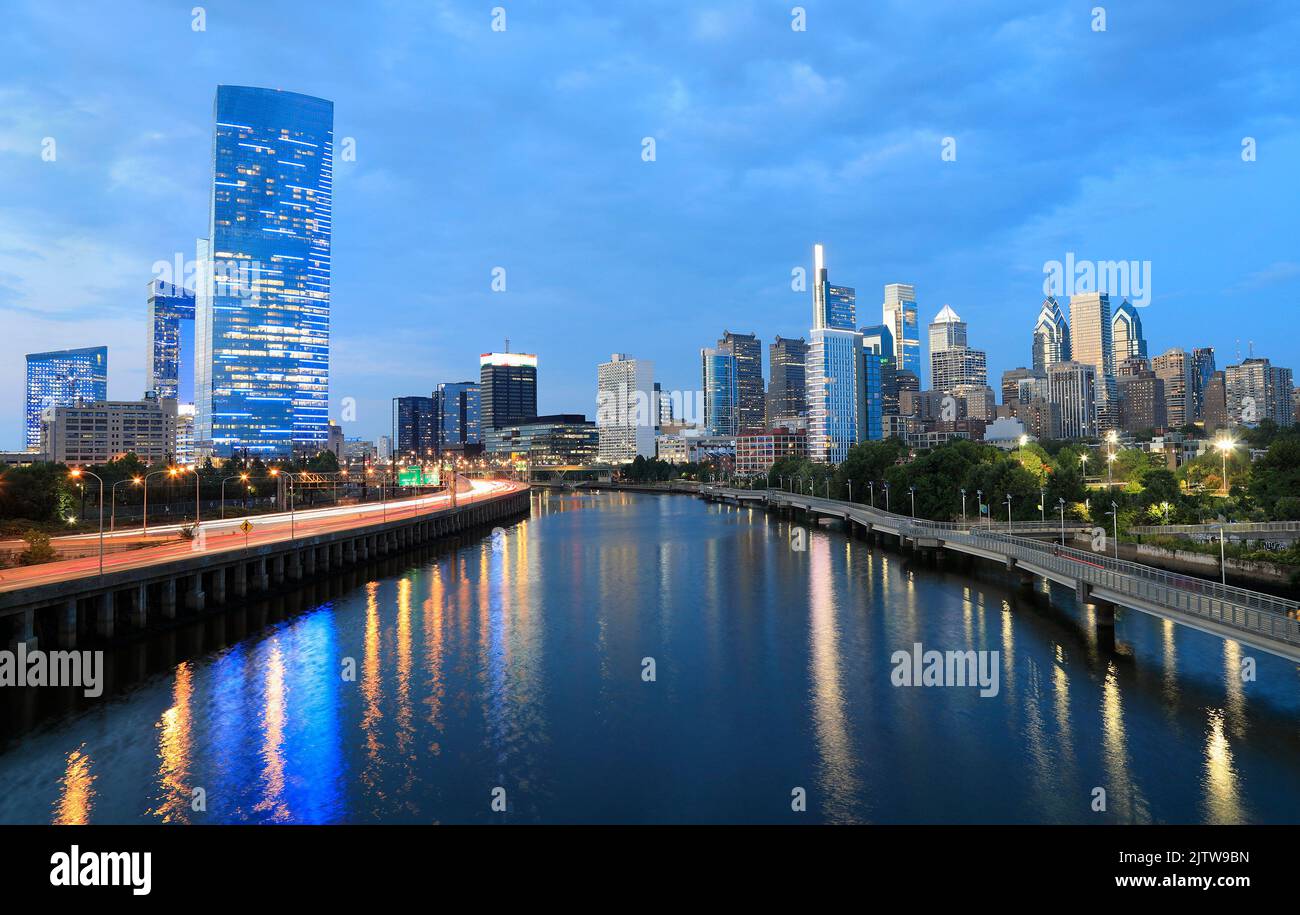 Die Skyline von Philadelphia spiegelt sich in der Abenddämmerung auf dem Schuylkill River, Pennsylvania, USA Stockfoto