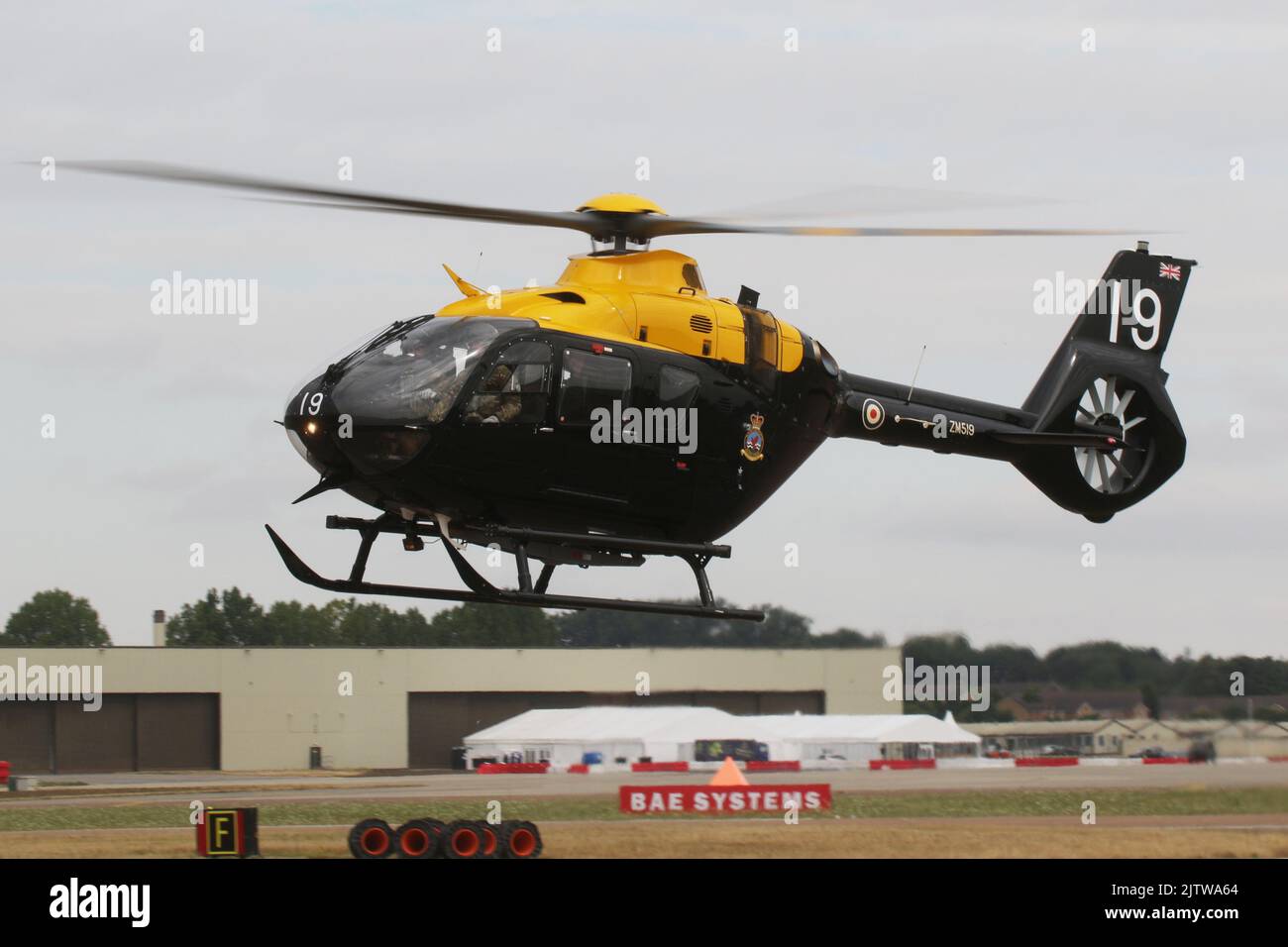 ZM519, ein Airbus Helicopters Juno HT1, der von der 1 Flying Training School, Royal Air Force, betrieben wird und in RAF Fairford in Gloucestershire, England, ankommt, um am Royal International Air Tattoo (RIAT) 2022 teilzunehmen. Stockfoto