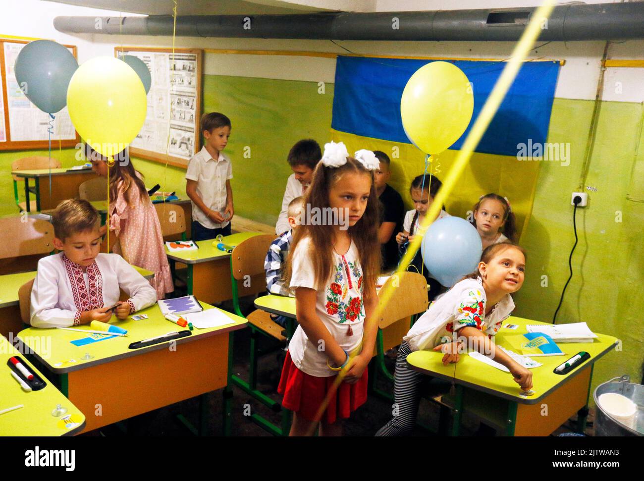 Schulkinder besuchen am ersten Schultag eine Klasse in einem Bombenhaus in der südukrainischen Stadt Odesa. Der Tag des Wissens wird jedes Jahr am 01. September als traditioneller Beginn eines neuen Schuljahres gefeiert. Die Kinder kommen wieder in die Schule, da das Land ein halbes Jahr nach der russischen Invasion übertrifft. Nicht viele Kinder in der Region Odessa werden wieder in Schulen gehen, da nur Schulen mit Bombenschutzeinrichtungen geöffnet werden und die meisten Kinder aufgrund des Krieges weiterhin online lernen werden. Angaben zufolge von den Medien. Stockfoto