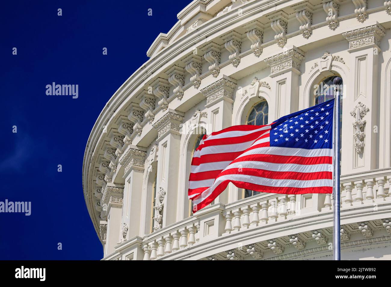 Washington DC Capitol Dome Detail mit winkender amerikanischer Flagge Stockfoto
